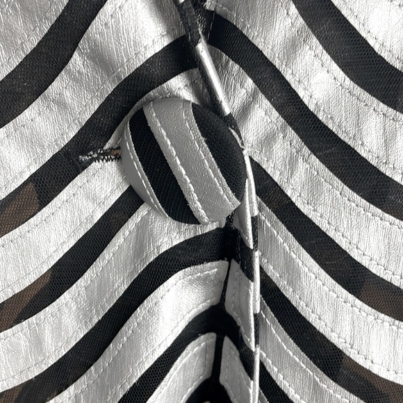 T&W Designs- Blouse Cover Large - Picture 4 of 4